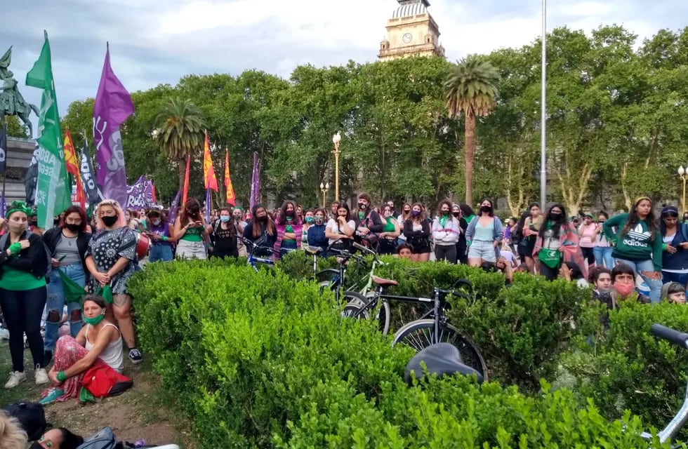 Vigilia por el debate del aborto legal en la Plaza San Martín de Rosario