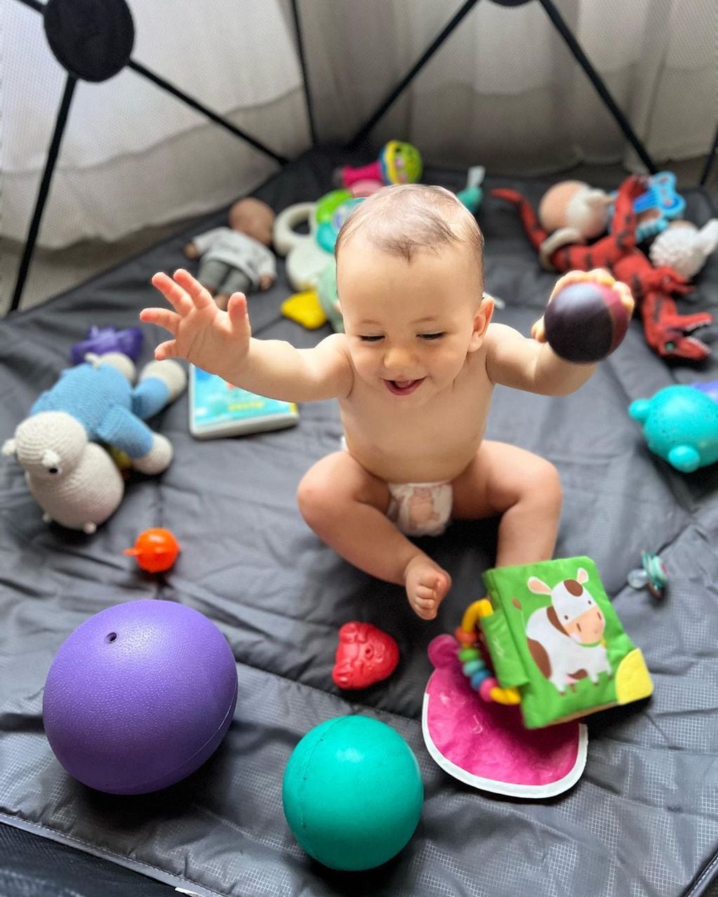 Luca junto a sus juguetes