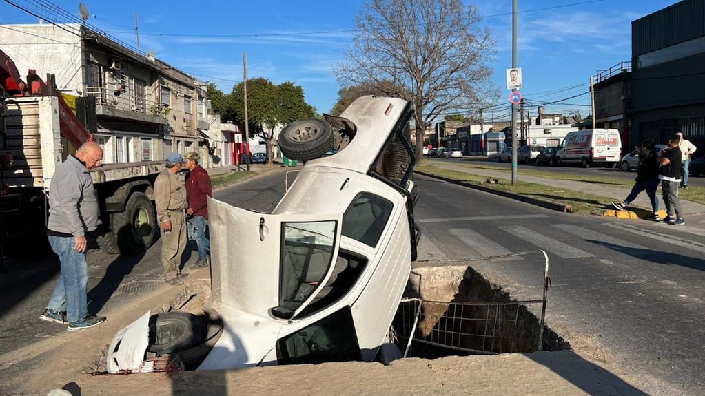 Así quedó la camioneta que cayó dentro de un pozo de Aguas Santafesinas en Rosario.