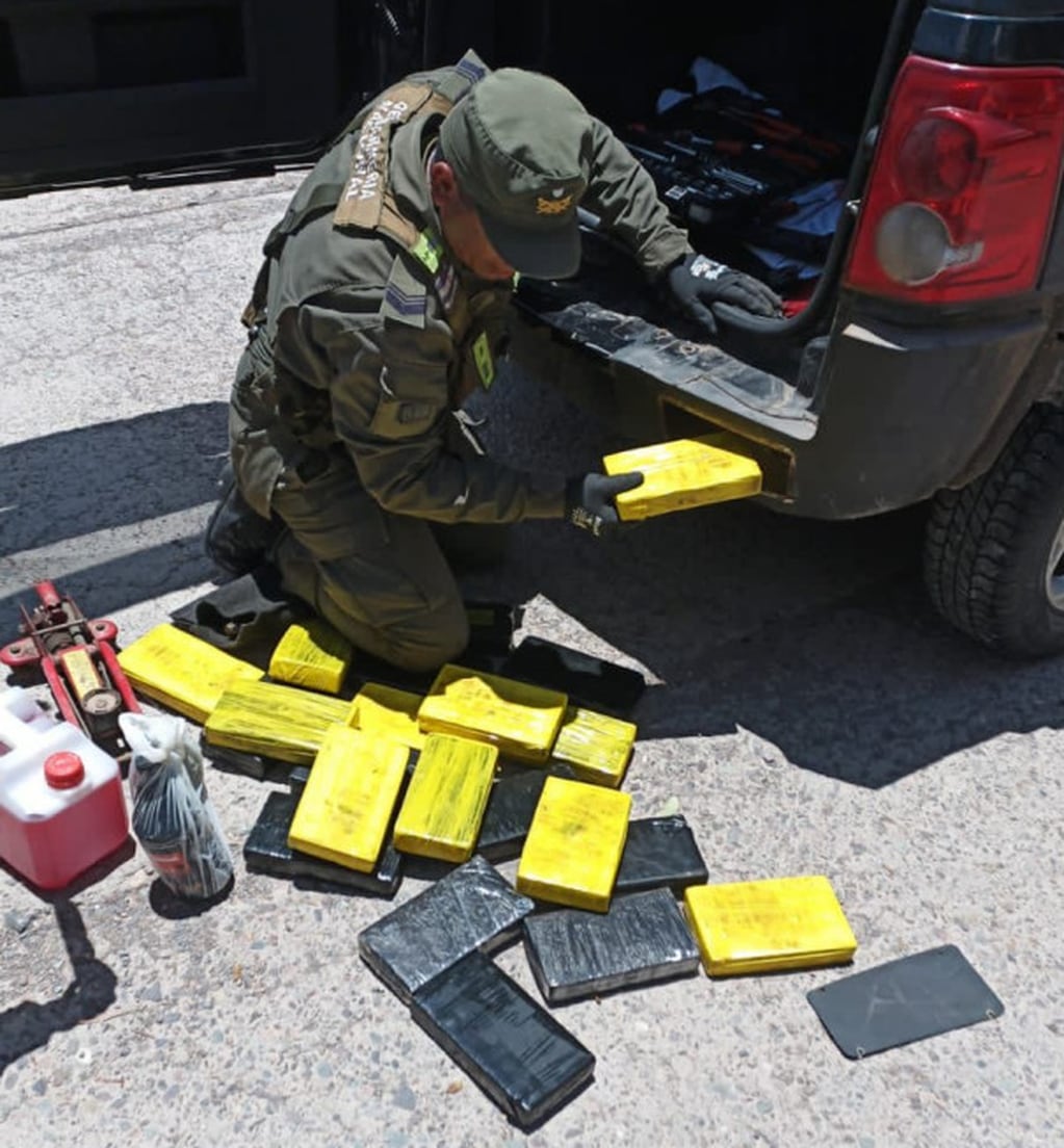 Un espacio camuflado en la carrocería del vehículo contenía los "ladrillos" de cocaína. La GNA impidió en Jujuy que la droga siga viaje a Buenos Aires.