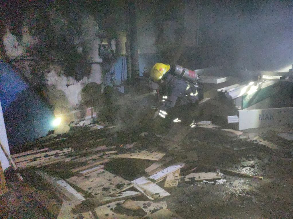 Incendio en un domicilio cercano a Bomberos de Arroyito
