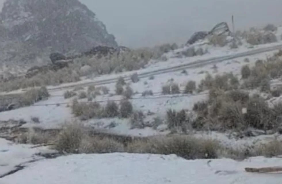 Policía Caminera confirmó que se registra caída de nieve copiosa desde el km 40 al 45 de la Ruta E-34.
