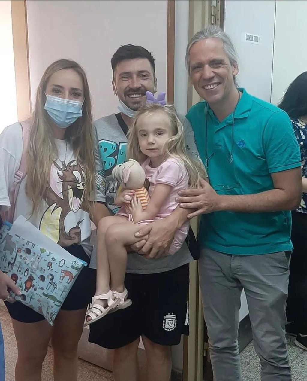 Juanita Ghiotti junto a sus padres y el doctor Francisco Soldado en Mendoza.