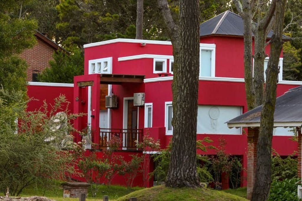 Usurparon una casa en Cariló y la pintaron de otro color: la Justicia ordenó el desalojo