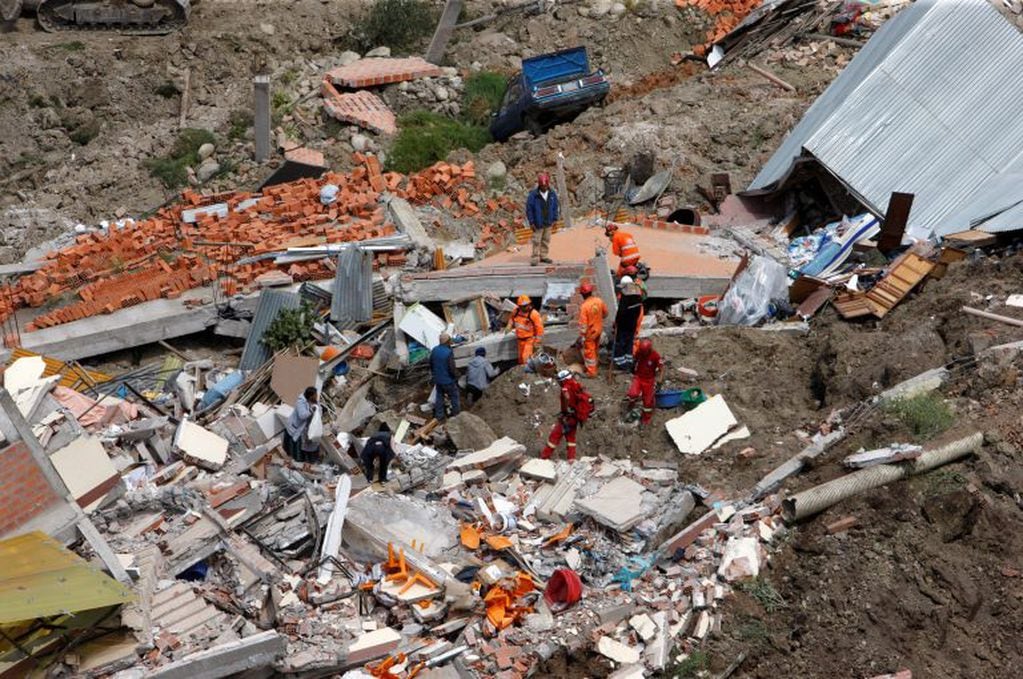 Rescatistas trabajan entre los escombros de las viviendas completamente destruidas el miércoles por un deslizamiento del suelo, en La Paz, Bolivia. REUTERS/Manuel Claure