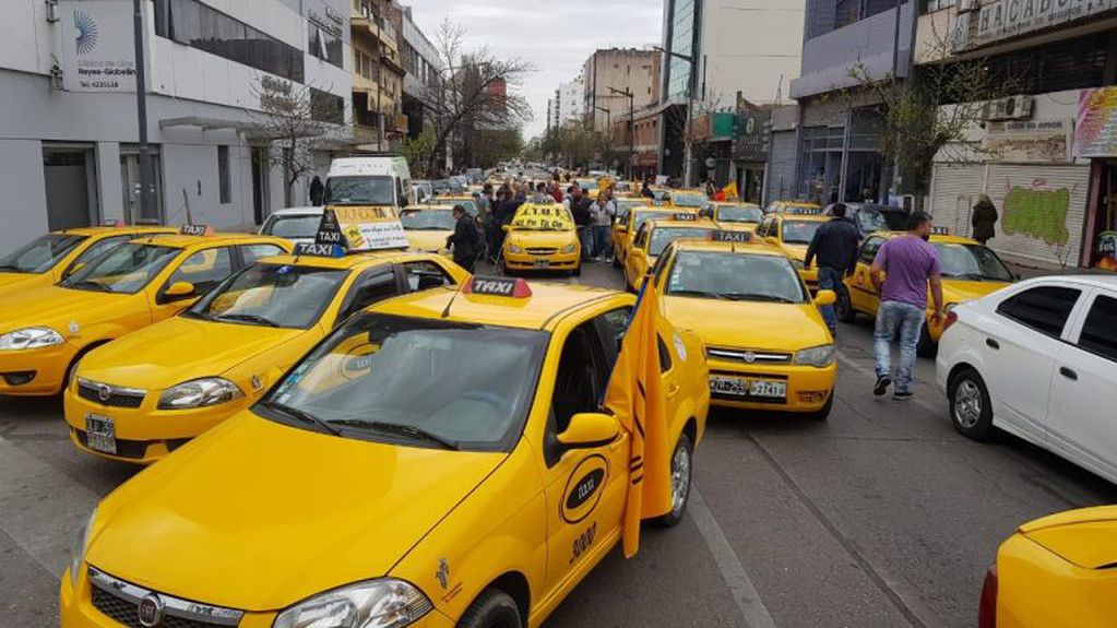 Marcha de taxistas en reclamo de medidas económicas ante la crisis por la pandemia.