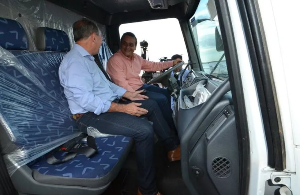 El gobernador Herrera Ahuada y el intendente Leonrado Stelatto en uno de los 19 camiones flamantes para la recolección de residuos. (Municipaliadad)