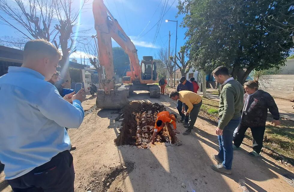 Un camión de basura y la grúa que asisitó a rescatarlo se hundieron sobre la calle Kissling 7900, Arguello Norte, Córdoba. (Nicolás Bravo / La Voz)