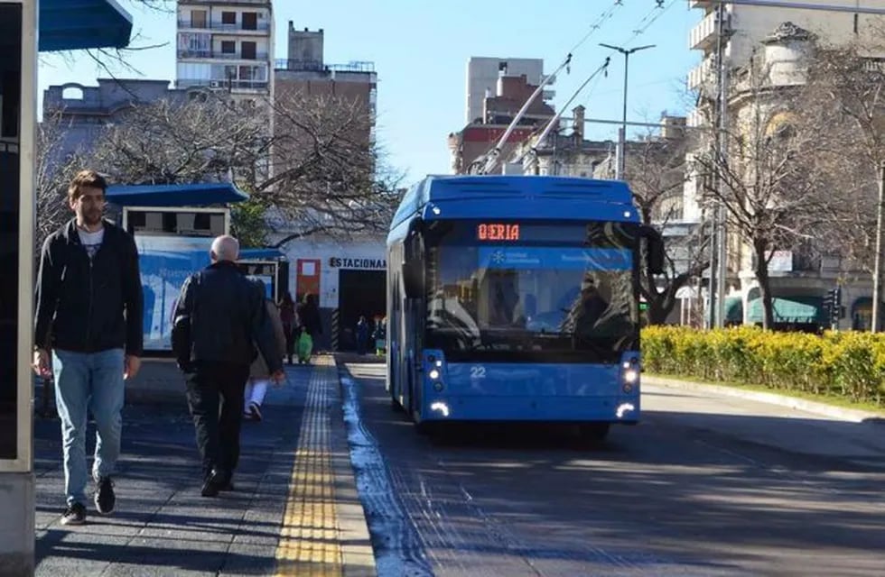 Estación de colectivos urbanos en la Plaza Sarmiento de Rosario. (@munirosario)