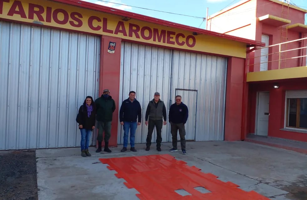 Gestión Ambiental donó una lona de rescate de fauna marina a los Bomberos de Claromecó