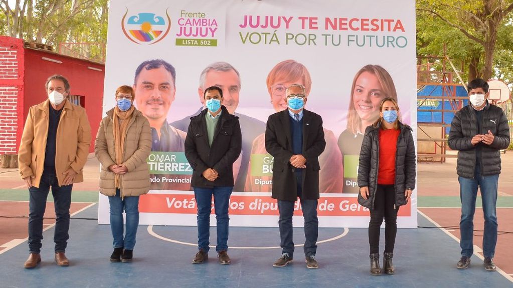 Los candidatos del Frente Cambia Jujuy en el cierre de la campaña en San Pedro, junto al intendente local Julio Bravo.