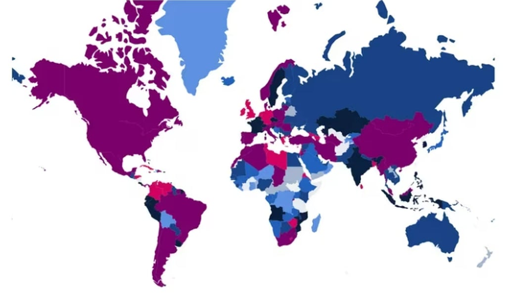El mapa muestra cómo las reglas de bloqueo difieren entre países, con colores más oscuros que indican reglas más severas. El azul claro muestra una puntuación de hasta 39,9 sobre 100, las medidas menos opresivas, y el azul oscuro muestra una puntuación de 40 a 59,9. El negro muestra entre 60 y 69,9, el morado muestra entre 70 y 79,9. Las reglas más duras se indican en rosa y rojo, mostrando los países con más de 80 puntos en el análisis.