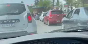 Cordobés transportó una pileta en su auto y se hizo viral