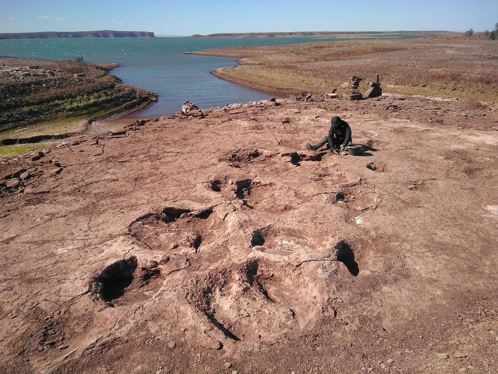 Huellas de dinosaurio en la costa del lago Ezequiel Ramos Mexía.