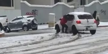 "Qué peligro, ayúdenlo": el desesperado pedido de un hombre que filmó a un auto "patinando".