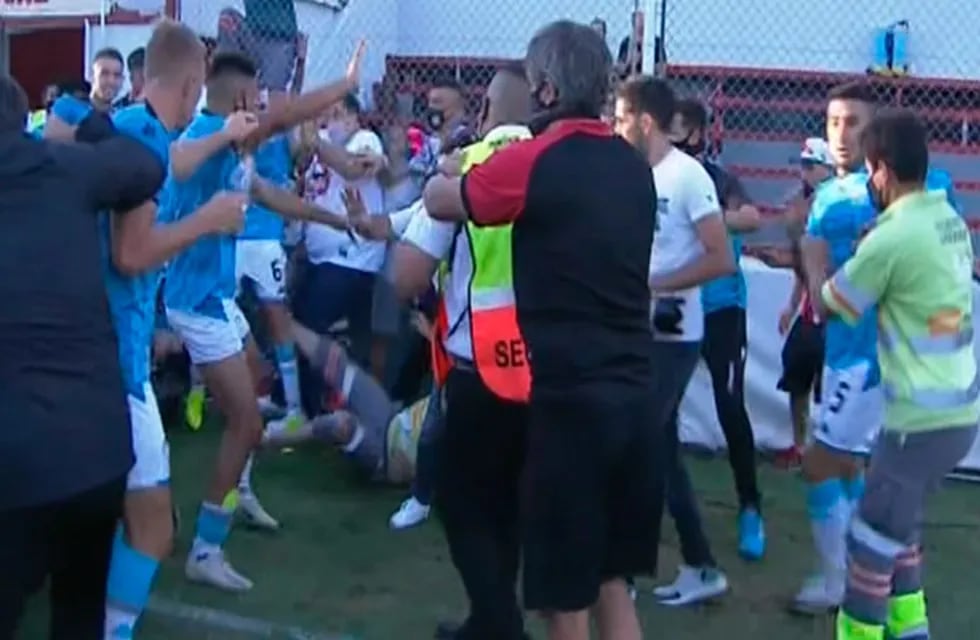 El partido entre Barracas Central y Belgrano terminó en escándalo.