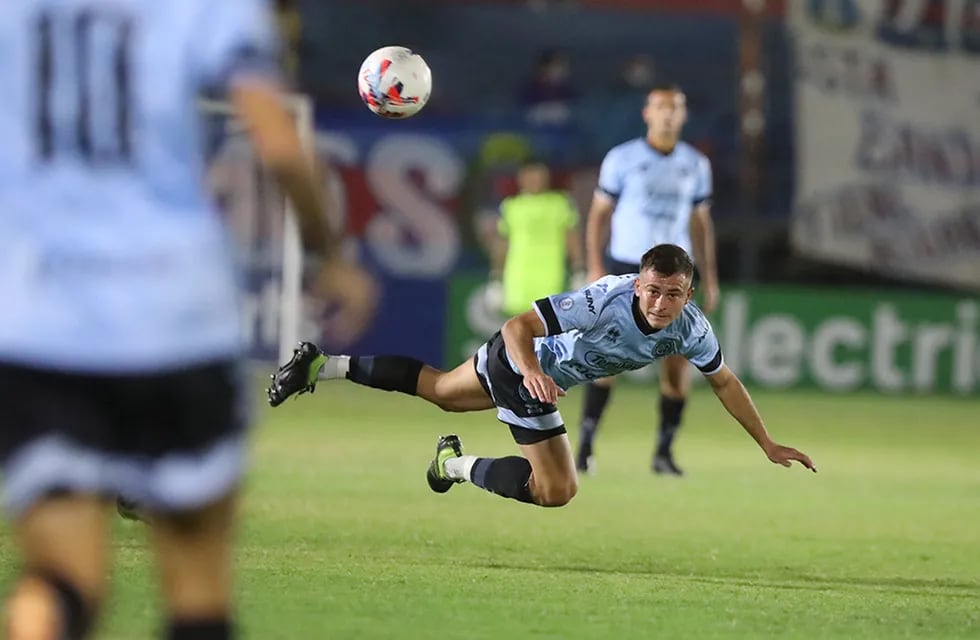 El esforzado Santiago Longo presenta una lesión y la idea en Belgrano es preservarlo (Prensa Belgrano).