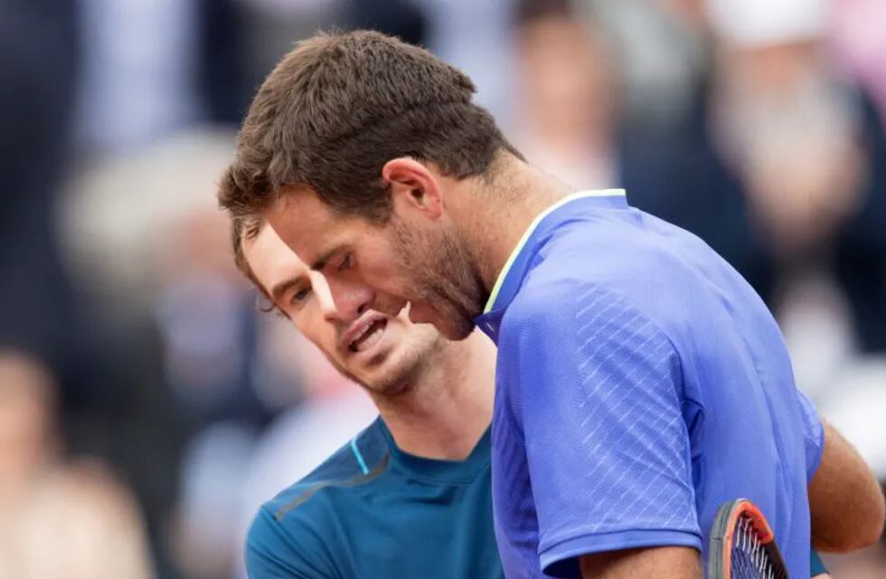 El britu00e1nico Andy Murray y el argentino Juan Martín del Potro se saludan al tu00e9rmino del partido en el estadio de Roland Garros en París, Francia, el 03/06/2017. Murray eliminó a Del Potro en la tercera ronda del Abierto de Francia por 7-6 (10-8), 7-5 y 6-0. (Vinculado al texto de dpa \