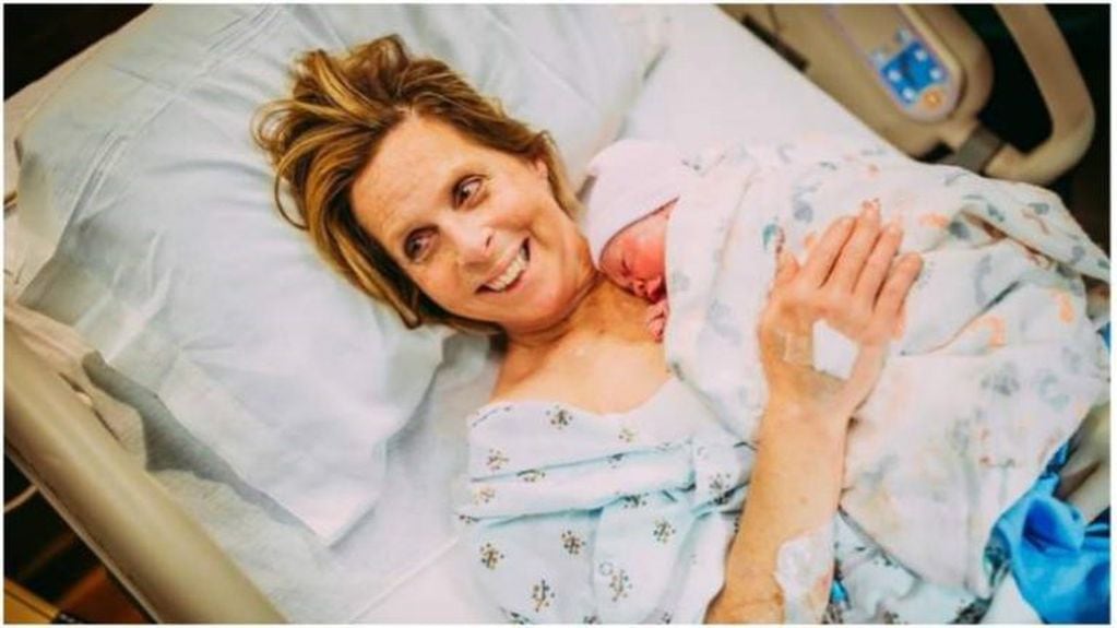 Cecile Eledge, de 61 años, dio a luz a su nieta para que su hijo pueda ser papá