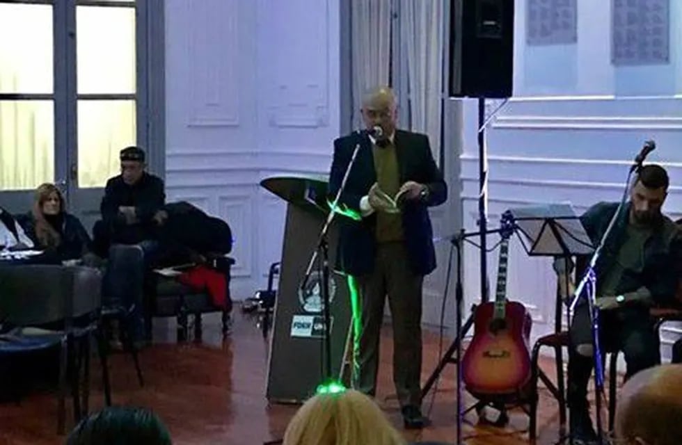 El magistrado fue recientemente invitado a leer poesías delante de sus colegas de la Facultad de Derecho de la UNR. (Facebook)