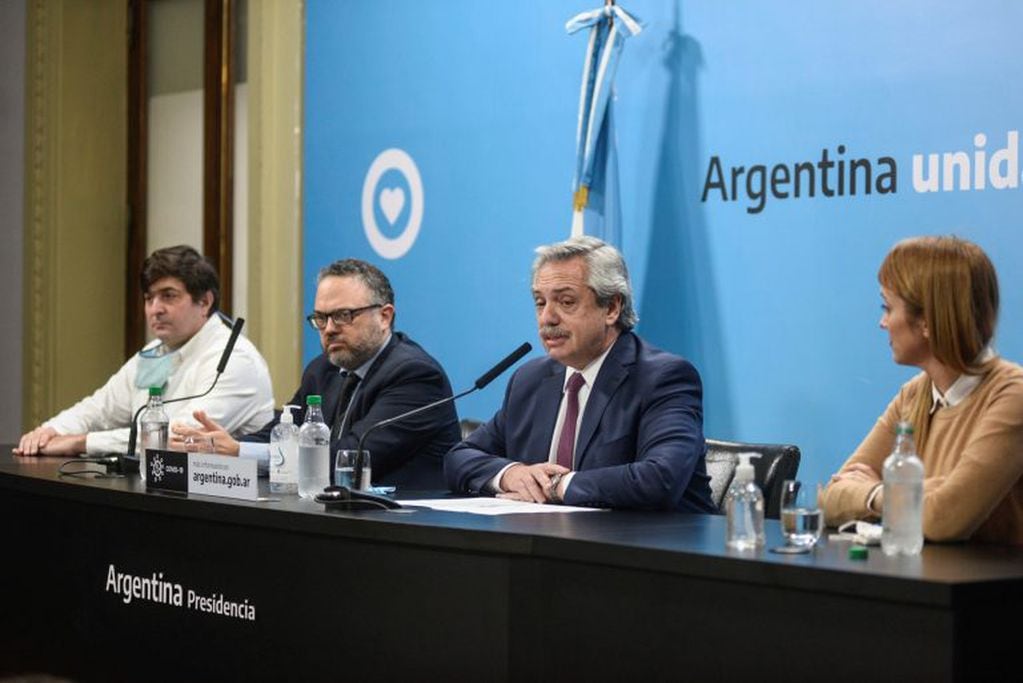 De blanco, Delgado acompañó la conferencia en la que Alberto Fernández anunció la intervención y expropiación del Grupo Vicentín. (Foto Presidencia)