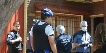 Efectivos de Policía Científica trabajaron en la vivienda donde ingresaron los cuatro asaltantes encapuchados. Claudio Gutiérrez / Los Andes