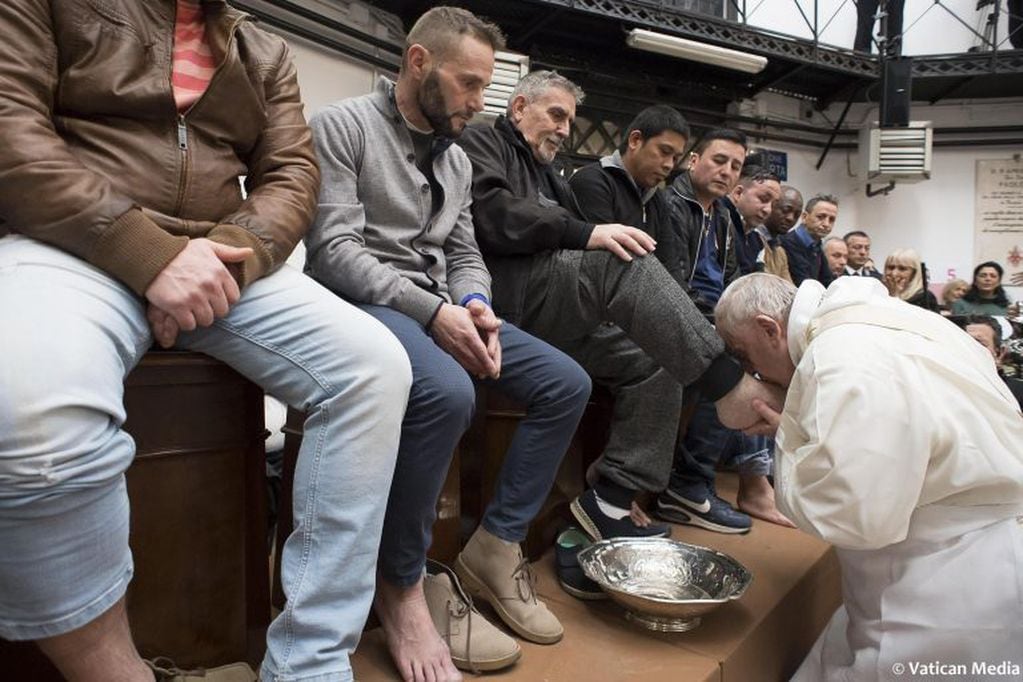 El papa Francisco, emulando a Jesús de Nazaret en la "Última Cena", lava los pies a doce personas. (Foto: EFE)