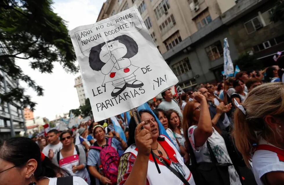 BAS013. BUENOS AIRES (ARGENTINA) 22/03/2017.- Manifestantes sostienen carteles durante una protesta denominada Marcha Federal Educativa hoy, miu00e9rcoles 22 de marzo de 2017, en la Plaza de Mayo de Buenos Aires (Argentina). Miles de docentes llegados de dive