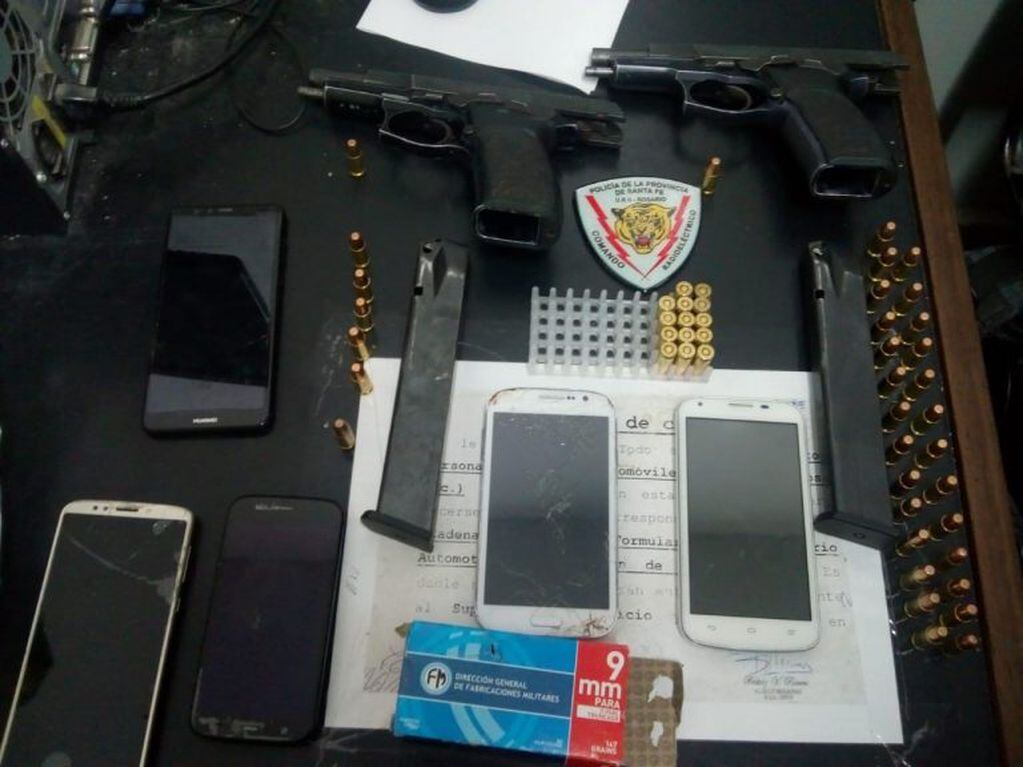 Las autoridades secuestraron dos armas de fuego y cinco celulares tras la requisa. (@minsegsf)