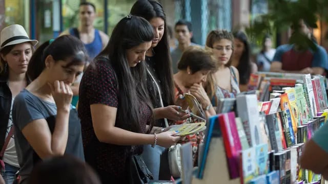 No sólo libros. En esta noche las librerías de Capital se abren a los cruces artísticos y literarios. Ignacio Blanco / Los Andes

