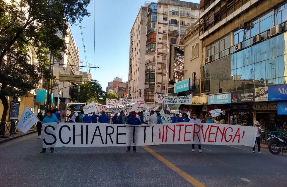 Trabajadores de la Coopi protestaron este jueves en pleno centro de la ciudad de Córdoba. (Foto: gentileza Jorge Boido).
