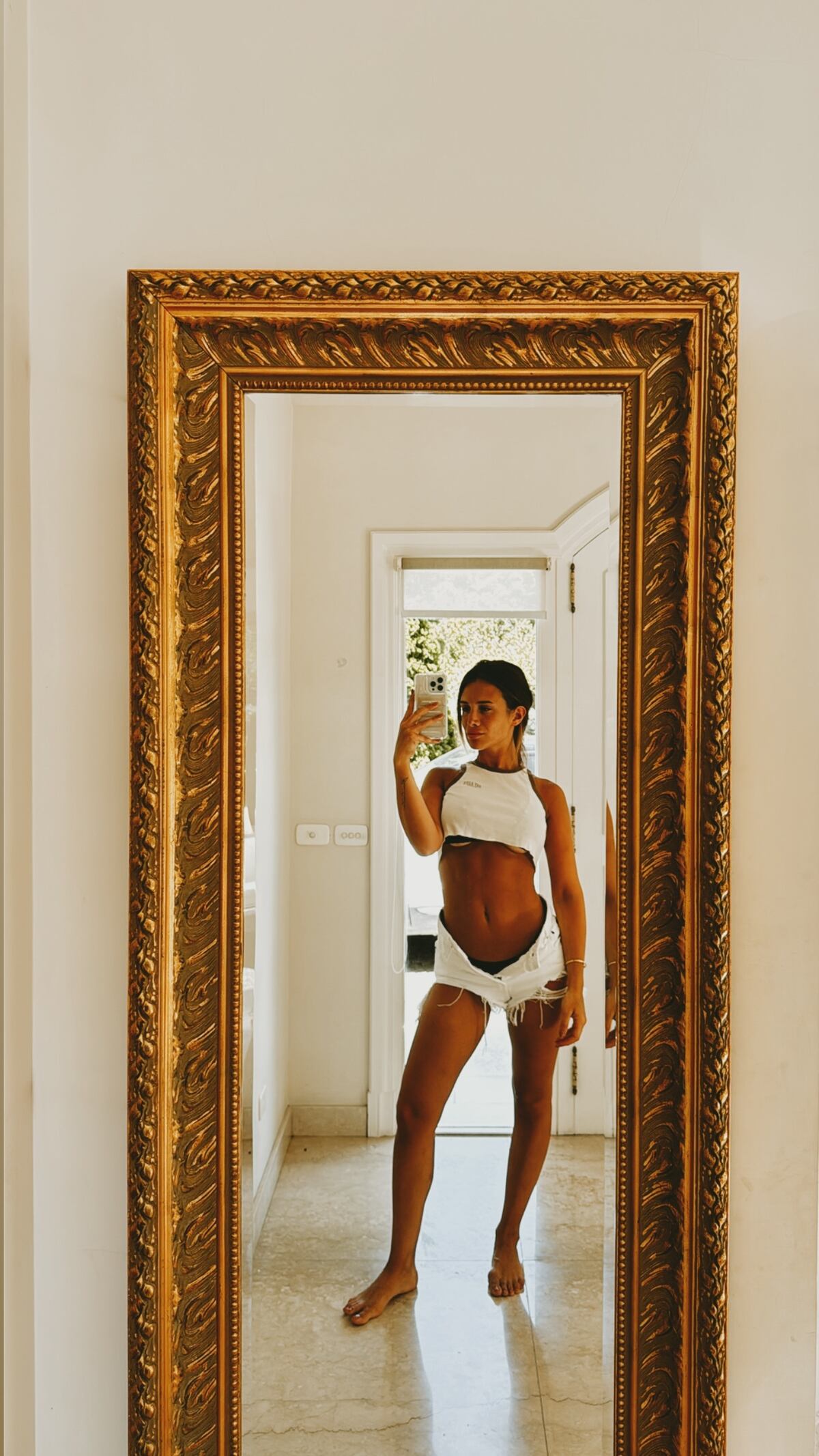 Cami Homs cautivó con un look total white