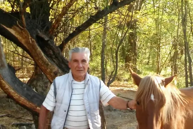 Chumbi Carranza junto a su caballo.
