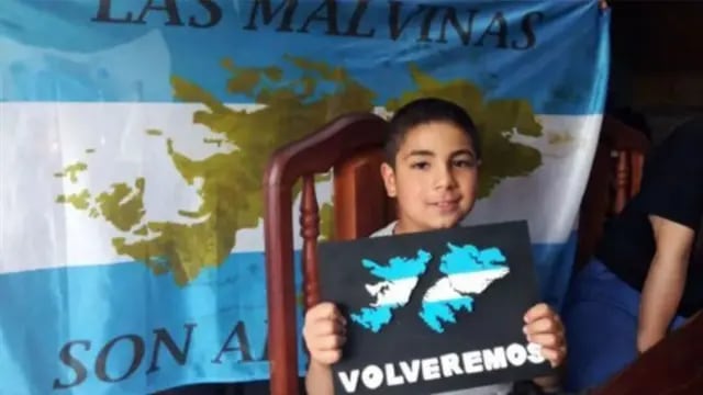 Quieren que se aplique la Ley Thiago Nahuel en Neuquén que obliga a los alumnos de la provincia a llevar la estampa o bordado de las Islas Malvinas en el guardapolvo.