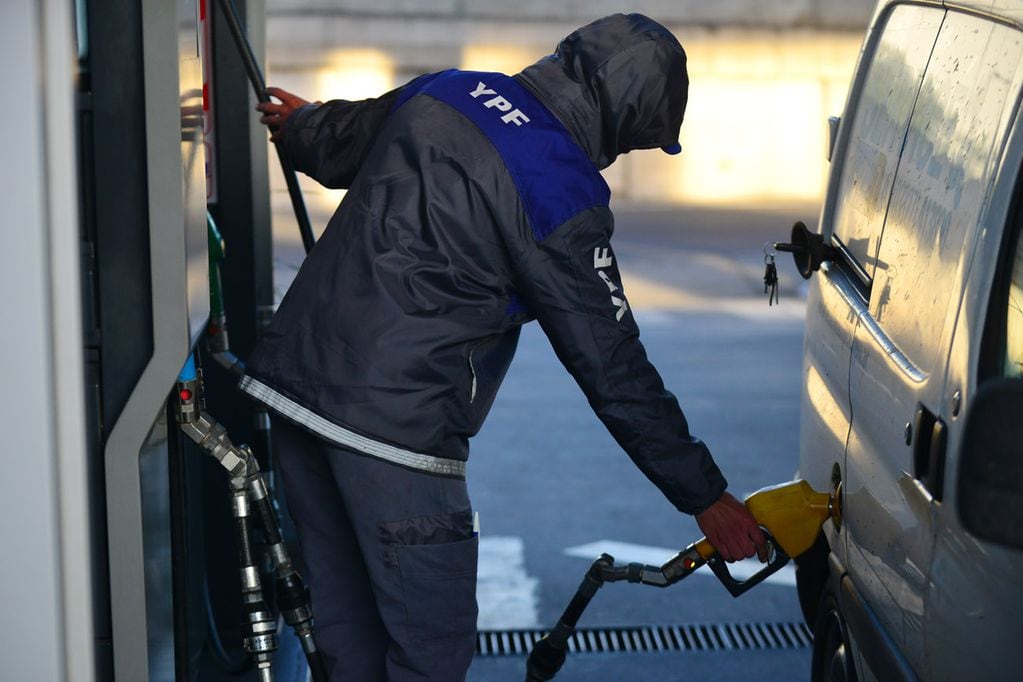 Se encuentra suspendido el expendio de GNC en todas las estaciones de servicio del país.  Numerosos autos cargan nafta ante la falta de gas.   (Nicolás Bravo / La Voz)