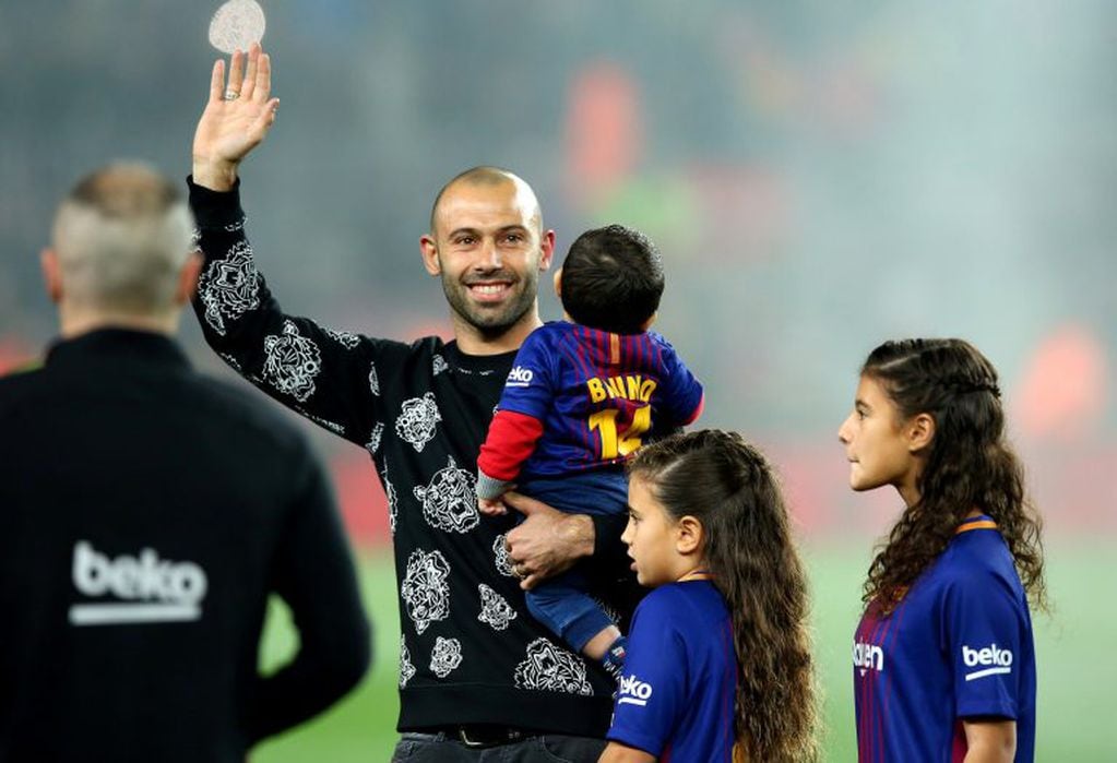 Soccer Football - Spanish King's Cup - Quarters Final Second Leg - FC Barcelona vs Espanyol - Camp Nou, Barcelona, Spain - January 25, 2018   Javier Mascherano and his family acknowledge fans during a presentation before the match   REUTERS/Albert Gea