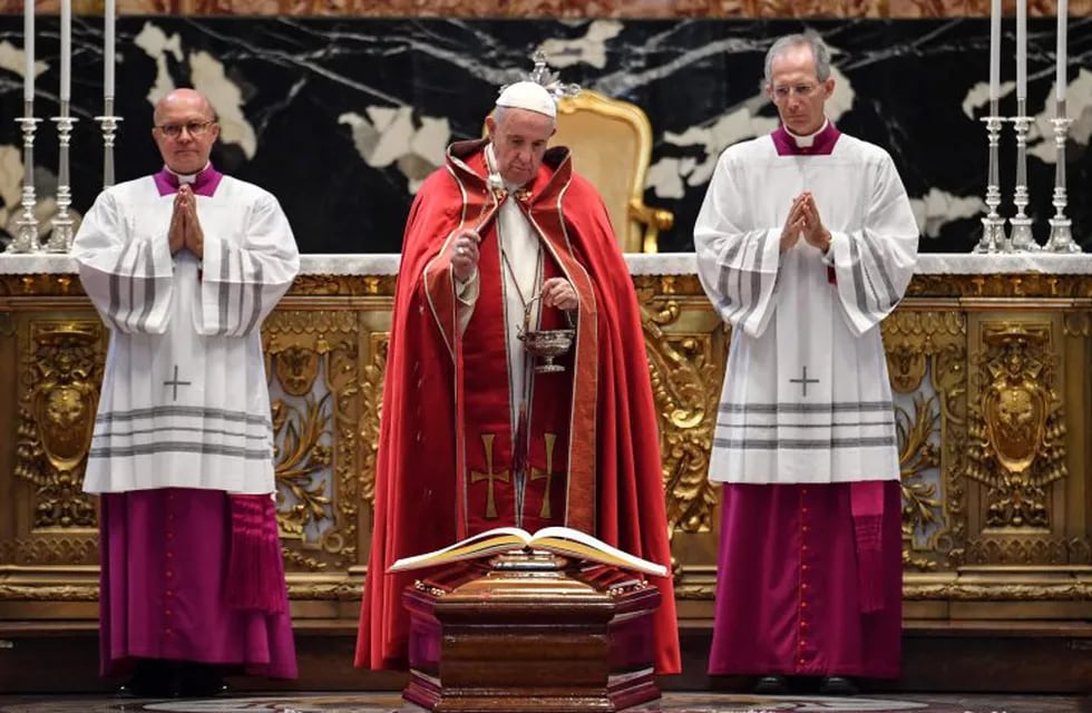 El Papa Francisco bendice en la misa por los funerales del Cardenal Achille Silvestrini