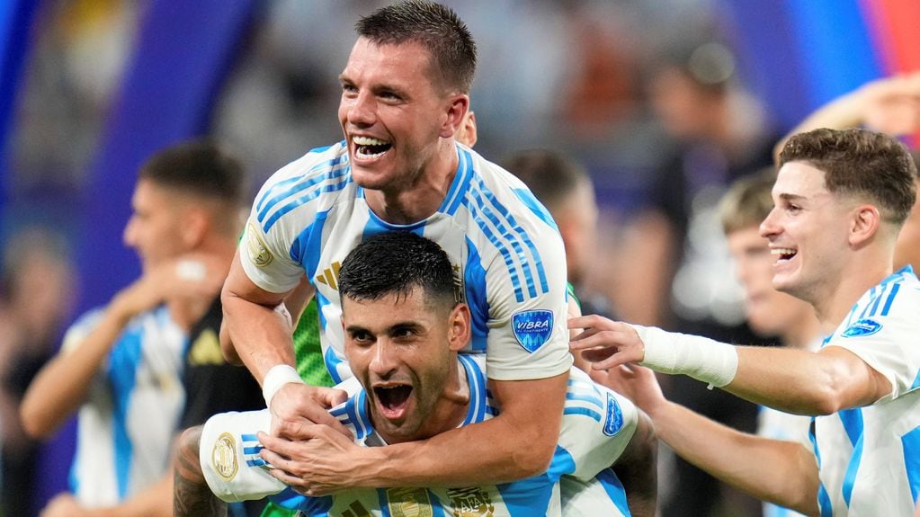 Giovani Lo Celso y Cristian Romero festejaron el bicampeonato de Argentina en la Copa América.