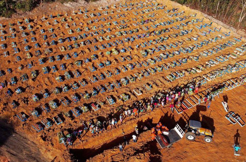 Abren fosas comunes por el colapso de los cementerios en Brasil. (Foto: Michael Dantas/AFP)