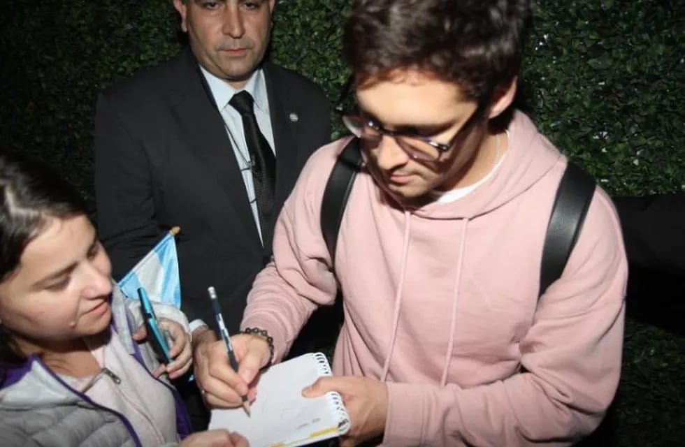 Una multitud recibió a Diego Boneta en el aeropuerto de Ezeiza y él firmó autógrafos y se sacó fotos con los fanáticos. (Matías Souto)