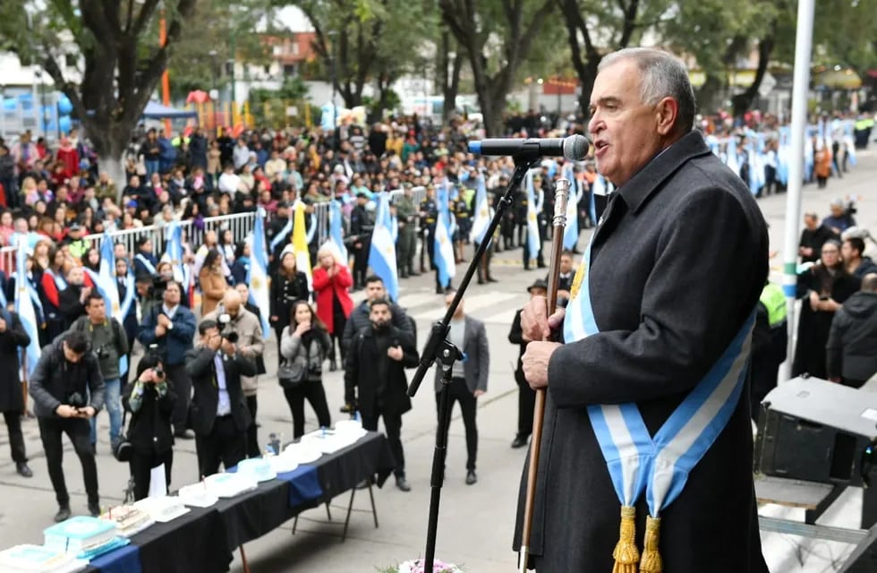 El Gobernador encabezó el desfile cívico militar.