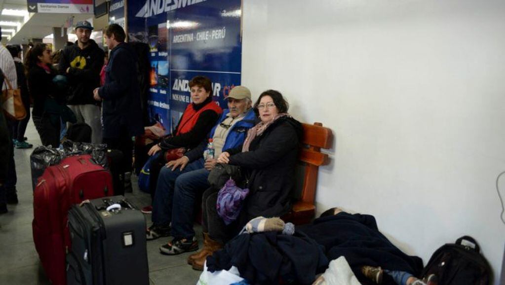 Los turistas durmieron cuatro horas en la terminal Foto: Alfredo Leiva
Más de 40 chilenos quedaron varados en Bariloche con el cierre del paso C