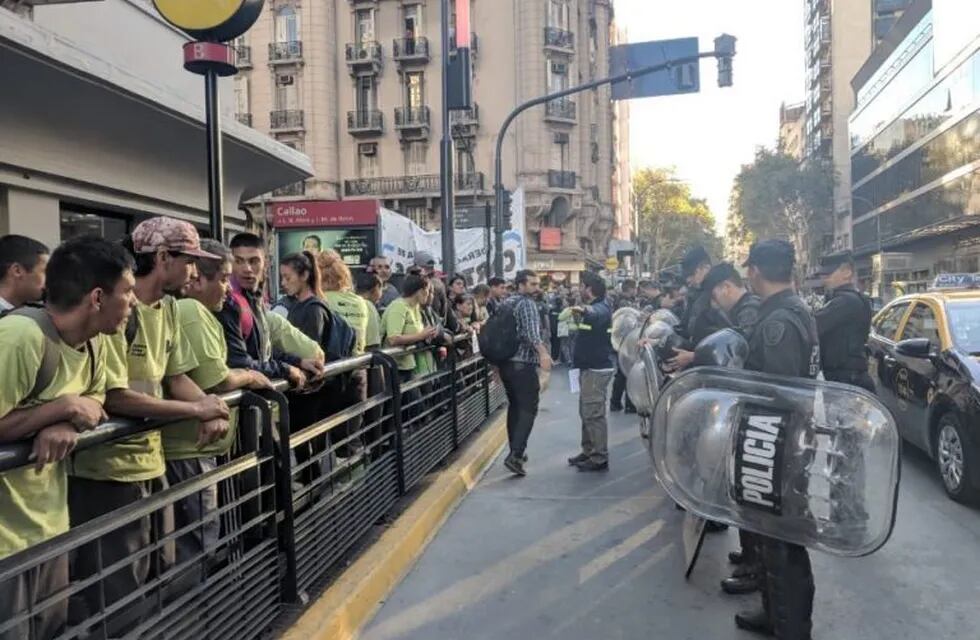 Tensión en una protesta de cartoneros por los contenedores inteligentes en avenida Corrientes. (Twitter)
