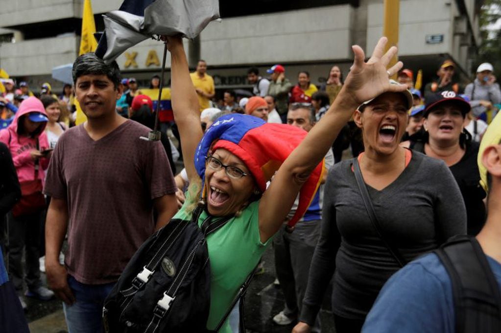 Miembros de la oposición con cánticos contra Maduro