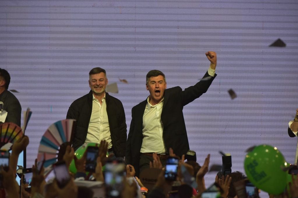 Daniel Passerini festeja su triunfo como  intendente electo de Córdoba. (Facundo Luque / La Voz)