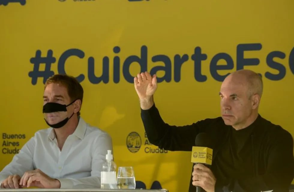 Horacio Rodriguez Larreta y Diego Santili en la conferencia de prensa por la extensión de la cuarentena en la Ciudad (Foto: Clarín)