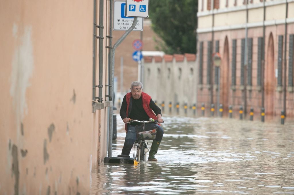 Un hombre en bicicleta cerca de Ravenna, Italia, este jueves. Partes de la provincia de Ravenna están bajo un metro de agua tras el desbordamiento de los ríos Senio y Santerno en medio de fuertes lluvias. Foto: EFE