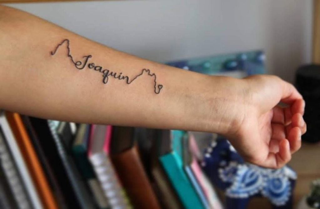 Mariana se tatuó el nombre de su bebé Joaquín.