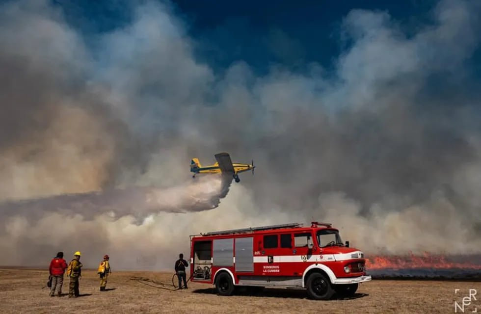 Foco de incendio continúa al oeste de La Cumbre, con decenas de bomberos apostados en el lugar. (Foto: Bomberos Voluntarios de La Cumbre).