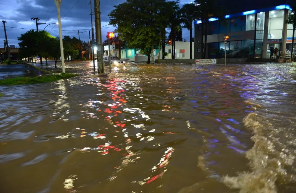 Calles inundadas en los barrios de Córdoba por la fuerte tormenta.